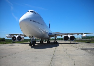 Boeing 747 exterior front